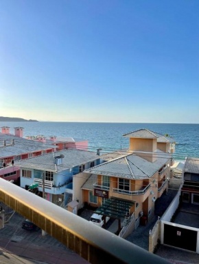 187 Apartamento 50m da Praia. Bela vista ao mar. Em Avenida principal de Bombinhas.